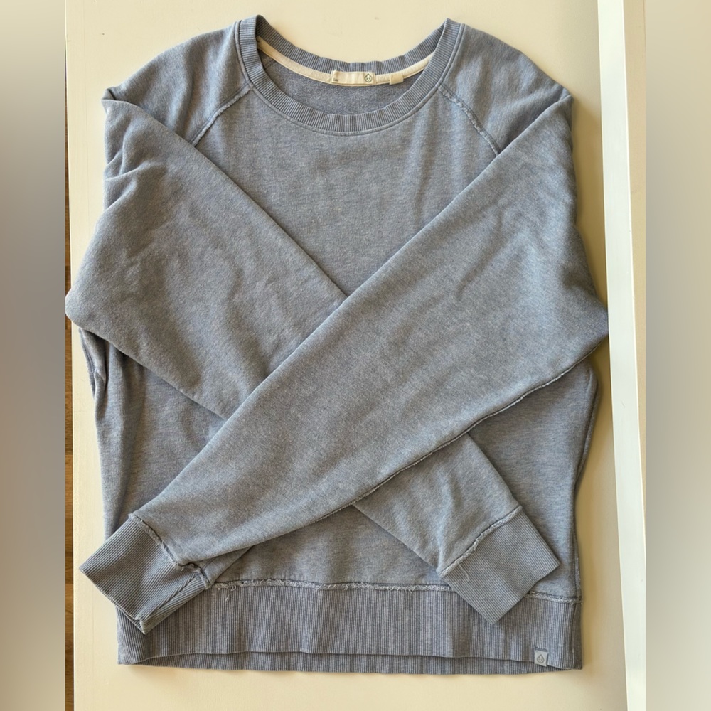Tasc Size Medium Varsity Sweatshirt in Cloud Blue